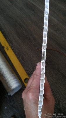 Почему пластиковая панель, дело в том, что кто сталкивался с укладкой шнуров тёплого пола, те понимают, то ещё удовольствие, в моём случае высокие показатели температуры не нужны, по этому панель, если посмотреть творец панели, то это идеальный вариант для шнуровки, я использую провод диаметром 3 мм на основе углеродного волокна, мягкий, гибкий.